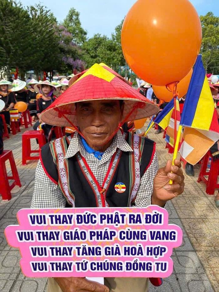 Toàn ảnh đại lễ trong không khí hân hoan mừng Phật đản của bà con đồng bào dân tộc thiểu số