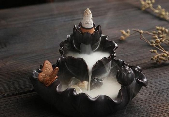 Thói quen xông trầm thơm tho, xua đuổi âm khí cũng dễ sinh bệnh nếu xông quá nhiều. Ảnh minh họa.