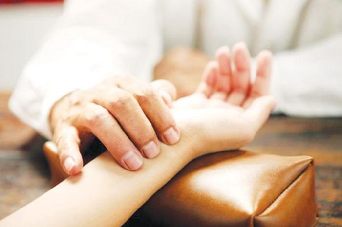 Bắt mạch và quan sát xung quanh thì biết cô gái bị ngộ độc hương thơm. Ảnh minh họa.