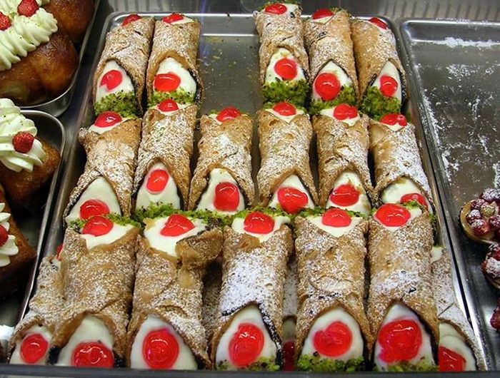  Để tạo nên sự độc đáo và mới lạ của bánh Cannoli, người ra có thể đưa vào nhân bánh những loại hạt như mac-ca, óc chó, hạnh nhân,... thậm chí hoa quả 