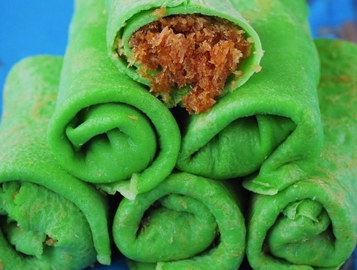  Phần nhân bên trong là hỗn hợp trộn của dừa nạo và đường nâu được cuộn trong lớp vỏ bánh có màu xanh và mùi thơm đặc trưng từ lá dứa 