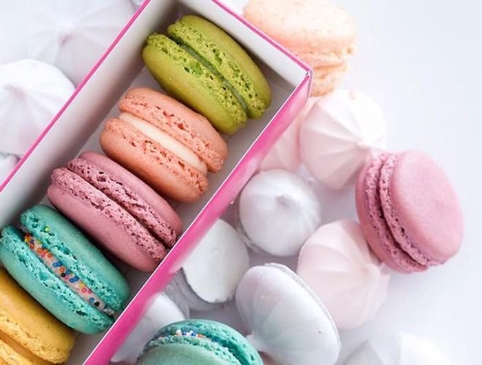  Macaron được làm từ lòng trắng trứng, đường bột, đường cát, bột hạnh nhân và thêm màu thực phẩm. Nhân bánh thường được lấp đầy với mứt hoặc kem bơ kẹp giữa hai mặt bánh 