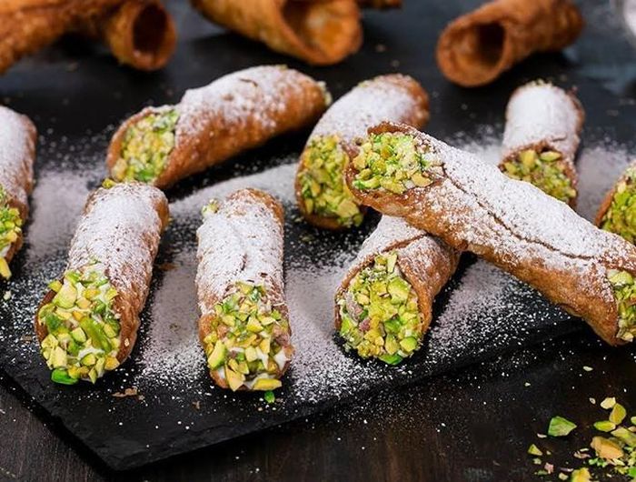  Cannoli là loại bánh tráng miệng phổ biến và được yêu thích tại Italy. Cannoli có dạng ống và nhân kem ở giữa. Để tạo ra thành phẩm, người ta cán mỏng một lớp bột rồi uốn cong thành hình chiếc ống rồi đem nướng. Một nguyên liệu khá đặc trưng để làm phần nhân bánh là phomai ricotta, được làm từ sữa dê 