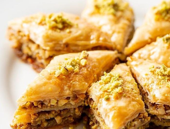  Bánh được làm từ nhiều lớp bột mỏng và xốp, còn được gọi là phyllo. Xen kẽ ở giữa là các loại hạt giã nhuyễn như óc chó, hạt dẻ hay quả hồ trăn 