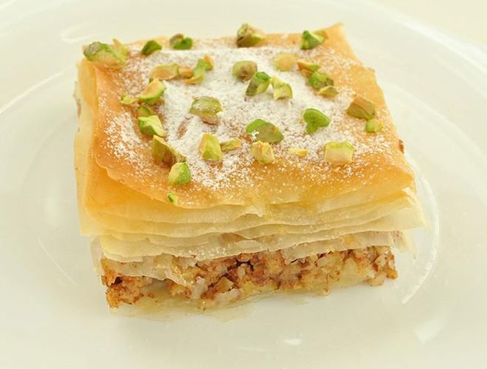  Baklava được làm chín bằng cách nướng nên thơm lừng và hấp dẫn với độ giòn của lớp vỏ bên ngoài. Trước khi phục vụ thực khách, người bán còn rắc vụn chocolate hoặc lá húng quế lên trên để tăng thêm mùi vị cho món ăn 