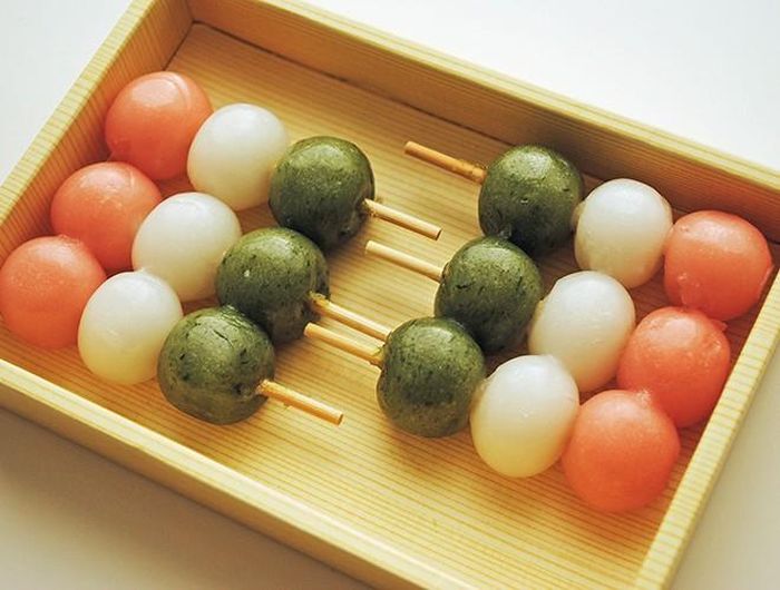  Bánh Dango thường được làm với nguyên liệu chính là bột nếp. Bột nhão, mịn được vo tròn tạo thành hình những viên tròn và xiên que. Món ăn này có thể được rang hoặc nướng và phủ trong nước rưới đều sốt với vị ngọt mặn vô cùng hấp dẫn 