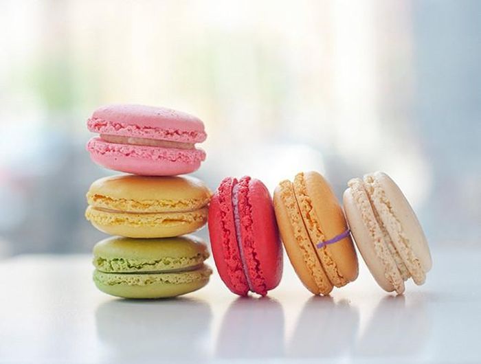  Bánh Macaron có khá nhiều mùi vị hấp dẫn, từ những vị truyền thống như mâm xôi, chocolate,... tới những hương vị mới như nấm hay trà xanh 