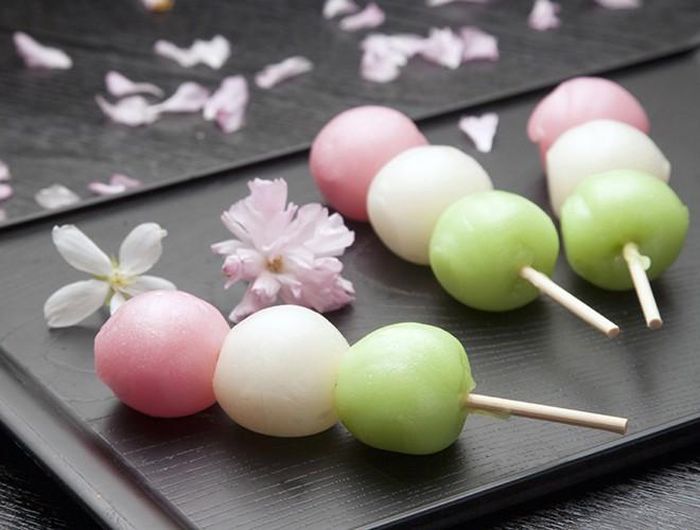  Ngoài Dango truyền thống có màu trắng thì người Nhật còn có thêm nhiều hương vị khác để tạo thành những chiếc bánh đầy sắc màu, ví dụ như màu đỏ từ đậu đỏ, trà xanh đem đến màu xanh mát hay màu vàng từ trứng gà... 