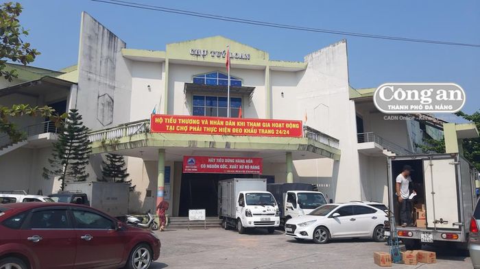 Chợ Túy Loan - nơi người dân nghi bị ngộ độc thức ăn mua thực phẩm về chế biến bữa ăn.
