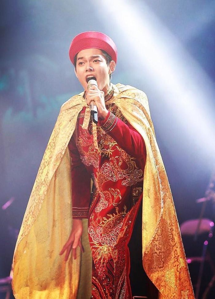 "Tôi cảm thấy rất hạnh phúc khi được hát cho mọi người nghe, có những vùng quê nghèo người ta ít được đi xem biểu diễn". Ảnh: NVCC