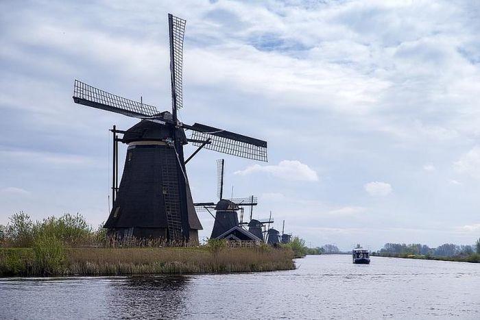  Du khách nếu đến Kinderdijk sẽ có thể khám phá hệ thống thủy lợi, đê điều, trạm bơm, hồ chứa cùng những cối xay gió độc đáo. 