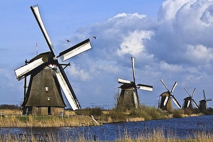 Trong số 19 cối xay gió tại Kinderdijk, chiếc cối lâu đời nhất được xây dựng vào năm 1521 và là dạng cối xay cột trụ rỗng duy nhất còn sót lại. Hai chiếc cối xay được xây bằng đá vào khoảng năm 1760, 8 chiếc cối khác làm từ gạch và đá được xây bên bờ sông DeNederwaard vào năm 1738, 4 chiếc cối còn lại được xây dựng vào những năm 1740.