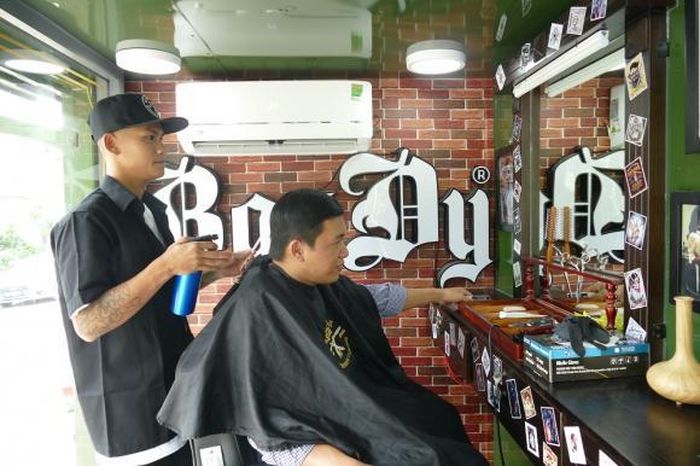 Nhiều khách hàng tỏ ra thích thú với chiếc xe lưu động