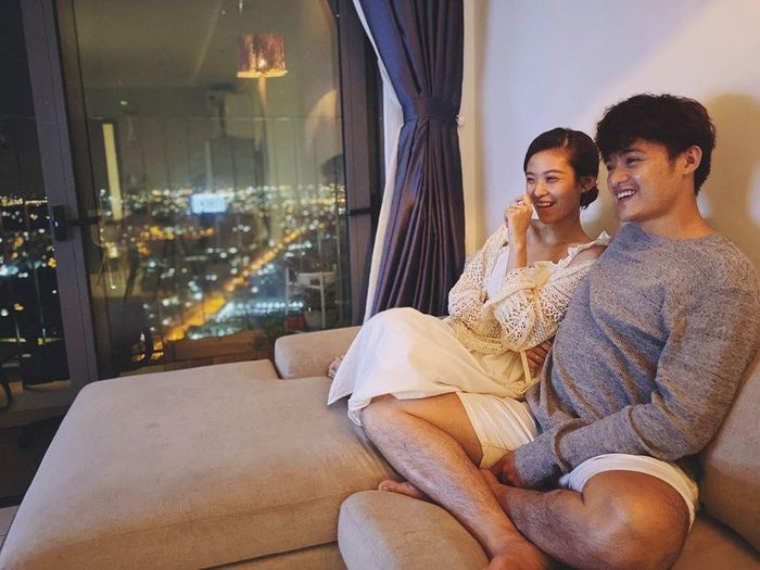  “Tôi biết nhiều người đang chán, khó chịu khi phải ở nhà nhiều ngày liền, nhưng với một người ở đài nhiều hơn ở nhà như tôi, chỉ cần có một ngày trọn vẹn ở nhà, ngồi ngắm chồng thôi cũng thấy quý lắm rồi. Hãy thử tìm niềm vui ngay trong chính ngôi nhà, cuộc sống và người thương của mình. Đôi khi chúng ta sẽ nhận ra những điều mình từng bỏ lỡ vì vòng xoáy công việc”, cô viết thêm. 