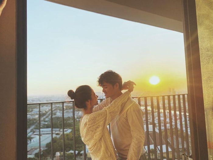  “Lễ đính hôn của chúng tôi đã diễn ra trong sự bất ngờ của người thân và bạn bè anh, vì trước giờ anh luôn tuyên bố sau 30 tuổi mới kết hôn. Và trong cả sự bất ngờ của Tú, khi chàng trai ấy về thưa với bố mẹ tôi cho anh được đưa đón và chăm sóc tôi. Lễ đính hôn của chúng tôi đã diễn ra trong ngập tràn sự yêu thương của hai gia đình, bạn bè, dàn bưng quả, cùng những người luôn thương mến và ủng hộ”, Cẩm Tú chia sẻ. 
