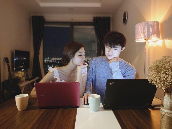  Thiên Nguyện tâm sự trên trang cá nhân, Cẩm Tú là cô gái đầu tiên làm thay đổi quyết định sau 30 tuổi mới kết hôn của anh. “Và cũng là cô gái cuối cùng”, anh nhấn mạnh. Ngày Valentine vừa qua, Cẩm Tú khoe nhận được quà là socola và khẩu trang các loại từ vợ. “Every moment that passes with her is the most meaningful day in my life”, (Tạm dịch: Mỗi khoảnh khắc trôi qua với cô ấy đều là ngày ý nghĩa nhất trong cuộc đời tôi), Thiên Nguyện nhắn nhủ thêm. 