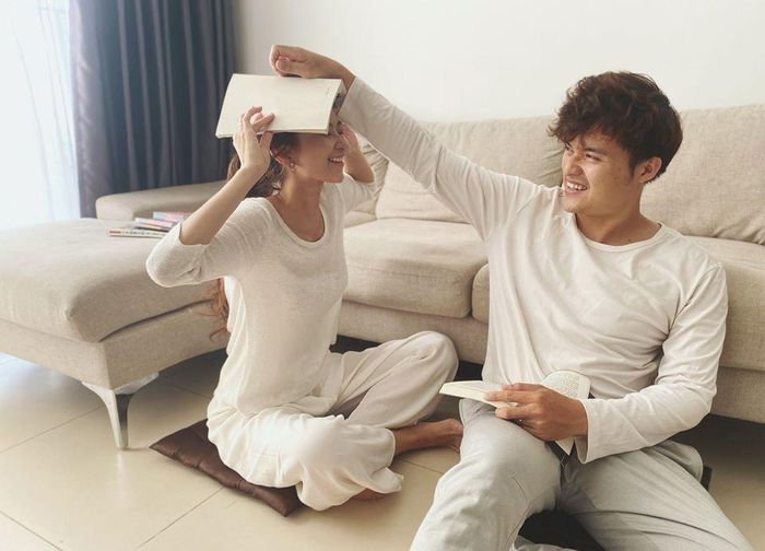  Cặp đôi kết hôn ngay trước thời điểm dịch bệnh bùng phát, do đó thay vì đi hưởng tuần trăng mặt, họ tận hưởng cuộc sống tân hôn tại nhà. “Tranh thủ ở nhà thực hiện giãn cách xã hội, vợ chồng tôi lên kế hoạch chơi honeymoon tại nhà. Vừa an toàn, mà vẫn đảm bảo ngọt ngào. Đây cũng là gợi ý cho các cặp đôi mới cưới rơi vào hoàn cảnh giống chúng tôi cũng như những cặp vợ chồng trẻ đã lâu không dành thời gian cho nhau”, Cẩm Tú viết. 