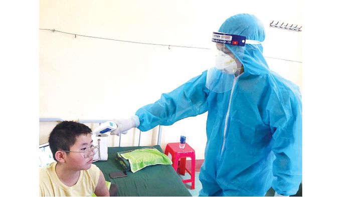 Đo thân nhiệt cho người được cách ly tại Trường Quân sự tỉnh Hòa Bình