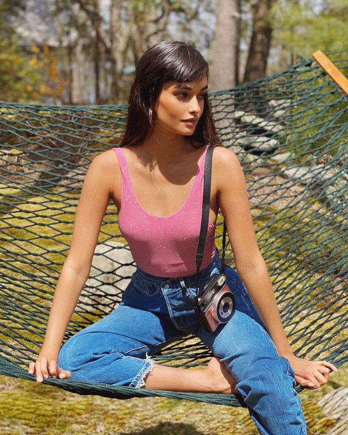 Làn da nâu khỏe khoắn, sắc vóc nóng bỏng đậm chất Samba, Gizele Oliveira được coi là thế hệ siêu mẫu 9x sáng giá nối gót các đàn chị đồng hương Alessandra Ambrosio, Adriana Lima, Izabel Goulart...