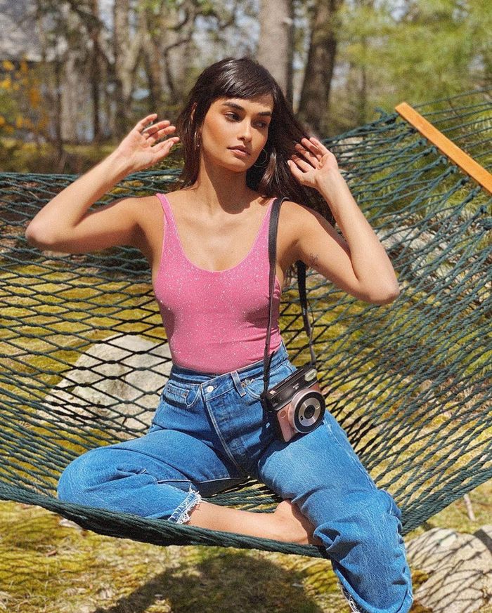 Mỹ nhân 27 tuổi từng là người mẫu nội y sải bước trong Victoria's Secret Fashion Show 2017 và 2018.