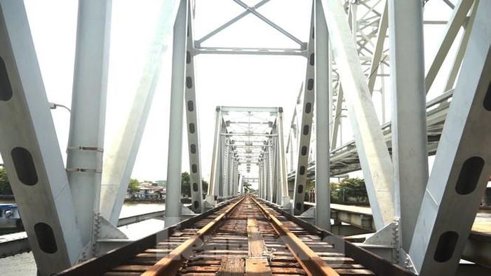 Những ngày qua, các công nhân đang tích cực tiến hành việc tháo dỡ cây cầu sắt Bình Lợi (nối quận Bình Thạnh với quận Thủ Đức, TPHCM).