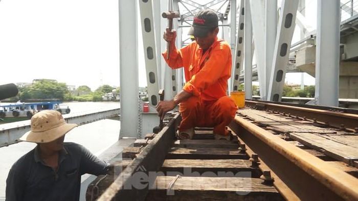 Việc tháo dỡ cây cầu được công ty cổ phần đầu tư xây dựng, dịch vụ, thương mại Sông Lô (nhà thầu thi công) thực hiện.