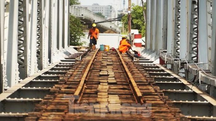 Cầu sắt Bình Lợi là cây cầu đường sắt vượt sông Sài Gòn đầu tiên được xây dựng vào năm 1902, với chiều dài 276m, nối quận Bình Thạnh với quận Thủ Đức, TPHCM.
