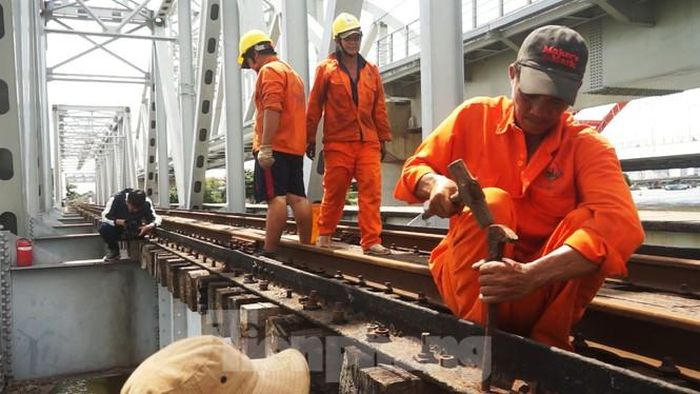 Trải qua hơn 118 năm phát triển đô thị, ngày càng có nhiều phương tiện giao thông đường thủy lớn, hiện đại hơn nên chiều cao tĩnh không 1,8 m của cầu sắt Bình Lợi không còn phù hợp với cho cầu vận tải.