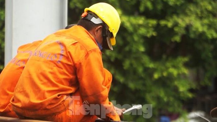 Mặt khác, cầu cũ không còn đủ điều kiện đảm bảo an toàn cho tàu lửa qua lại, ngành đường sắt đã xây cầu mới thay thế hoàn thành năm ngoái thay thế cầu cũ.