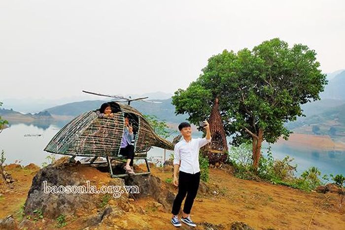 Chiếc máy bay trực thăng tự chế thu hút khách du lịch check in
