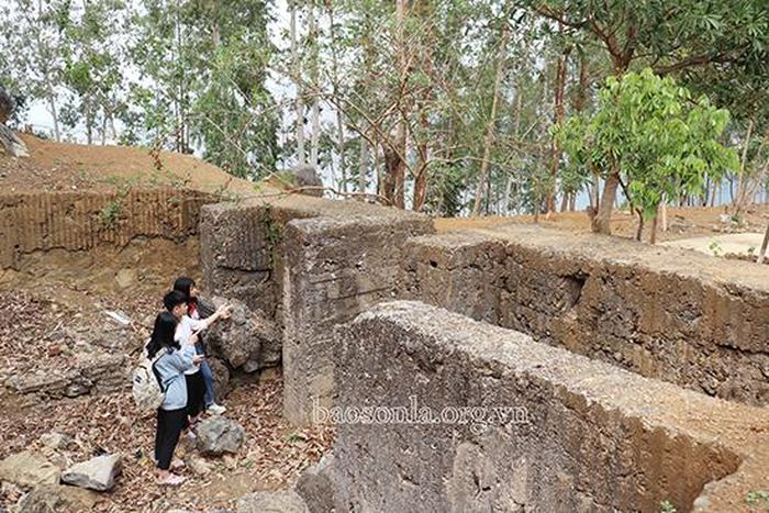 Dấu tích còn lại của chiếc hầm giống như lô cốt thời Pháp ở trên đảo Pu Dăn
