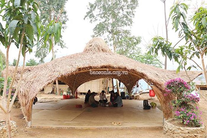 Nơi nghỉ chân của khách du lịch là chiếc lán hình chóp mũ do người dân tự thiết kế