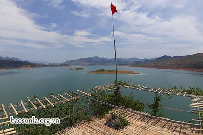 Từ điểm cao nhất của đảo Pu Dăn, du khách có thể ngắm nhìn khung cảnh thiên nhiên xung quanh đảo.
