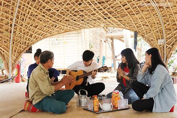 Du khách trải nghiệm trên đảo Pu Dăn