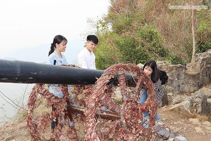 Chiếc súng pháo tự chế được đặt trên đảo