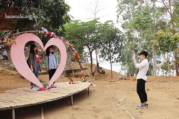 Khách du lịch check in trên đảo