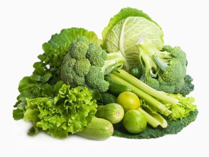 Rau lá xanh: Các loại rau lá xanh như bina, cải xoăn, rau diếp là nguồn cung cấp dinh dưỡng và hàm lượng nước cao cho cơ thể. Bạn nên ăn sống hoặc tránh nấu quá chín để tránh mất chất dinh dưỡng. 