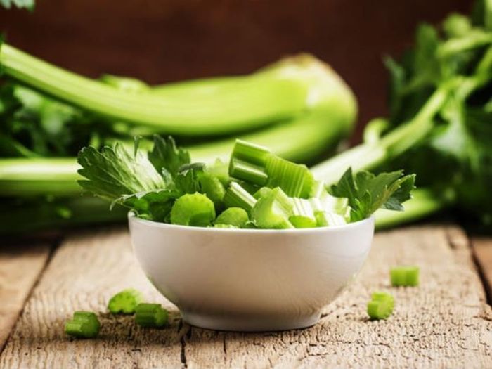 Cần tây: Loại rau này chứa nhiều nước và các loại vitamin quan trọng như vitamin A, K và folate giúp tăng cường sức khỏe và hỗ trợ bảo vệ làn da.