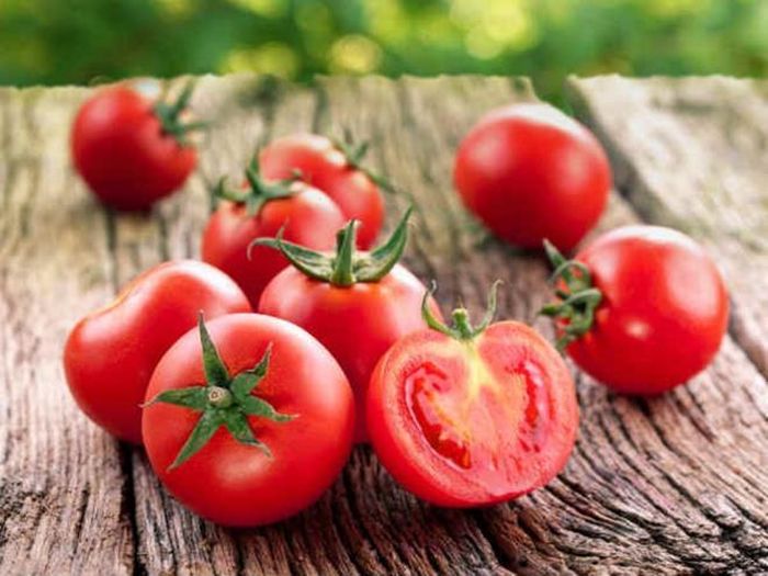 Cà chua: Thành phần của cà chua có chất chống oxy hóa và phytochemical giúp bảo vệ da khỏi tác hại của tia cực tím trong ánh nắng mặt trời. 