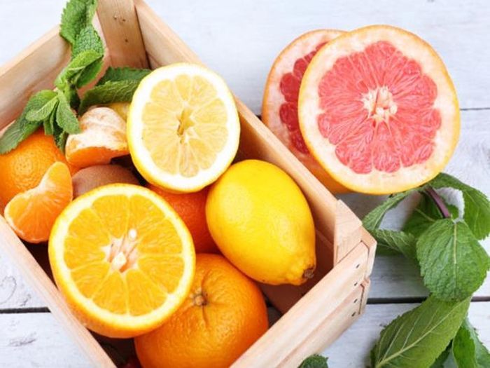 Trái cây có múi: Cam, quýt, chanh, bưởi rất giàu vitamin C và các chất dinh dưỡng cần thiết khác, có tác dụng tăng cường hệ miễn dịch, giúp cơ thể bổ sung lượng nước. Do vậy, vào những ngày hè nóng nực, bạn nên tiêu thụ nhiều loại trái cây này để bảo vệ sức khỏe.