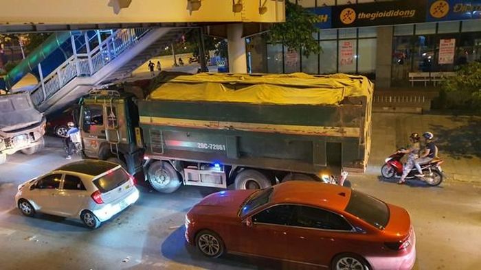 Xe tải trọng lớn dán logo "Trường Kỳ" hoạt động trên phố Trần Phú, Hà Đông