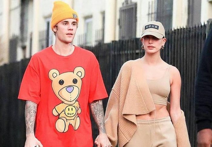  Khi dạo phố cùng Justin Bieber, cô thường diện những bộ đồ rộng rãi, thoải mái mang đậm tinh thần thể thao. Áo bra top được phối cùng quần joggers đồng màu. Bên cạnh đó, 9X cũng biết cách làm mình nổi bật và "chất ngầu" hơn bằng cách khoác áo hờ hững lệch một bên. Ảnh: GAMR. 