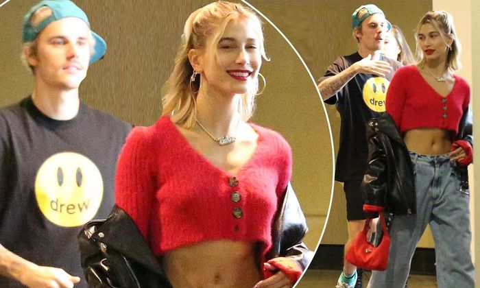  Sự tinh tế của Hailey Bieber được thể hiện qua việc cô luôn biết chọn đồ phù hợp với hoàn cảnh. Hồi tháng 2, cô diện áo cardigan lửng tông đỏ của Urban Outfitters vào đúng dịp Lễ tình nhân. Chân dài Mỹ đeo thêm chiếc túi nylon Prada để tổng thể không bị rời rạc. Chiếc quần jeans dáng rộng giúp cô trông trẻ trung và thể hiện nét phóng khoáng. Khi đó, nhiều fan cho rằng phong cách của Hailey có nét giống các thần tượng Kpop. Ảnh: Daily Mail. 