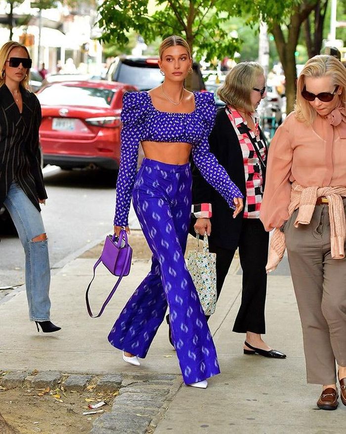  Ngoài các cách phối an toàn, Hailey Bieber cũng nhiều lần khiến fan bất ngờ khi diện đồ theo tông tím sến. Dù vậy, chiếc áo crop top họa tiết hoa nhí vẫn giúp cô dành được điểm cộng khi để lộ eo săn chắc có múi. Ảnh: Just Jared. 