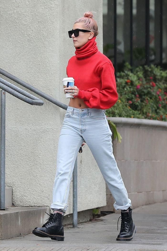 Khi trời lạnh, 9X khiến nhiều người thán phục vì vẫn kiên trì diện crop top. Cô chọn áo len màu nổi hay khoác cardigan dáng dài tăng cảm giác ấm áp cho tổng thể. Những đôi giày cổ cao thường được Hailey lăng xê nhằm thể hiện sự trẻ trung đúng lứa tuổi 23. Ảnh: HB, Sohu. 