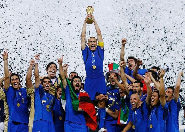  Trước khi vô địch World Cup 2006, ĐT Italy đã rơi vào tình trạng căng thẳng tột độ vì scandal Calciopoli. 