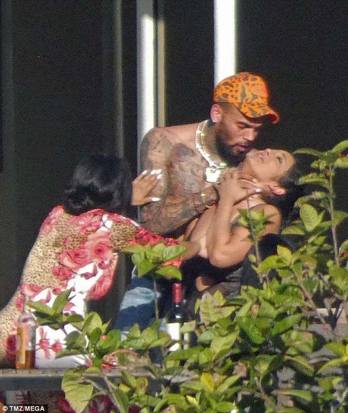  Chris Brown tấn công cả đàn ông lẫn phụ nữ. 
