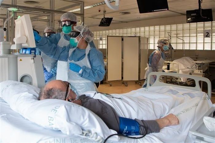 Nhân viên y tế chăm sóc bệnh nhân mắc COVID-19 tại một bệnh viện ở Barcelona, Tây Ban Nha ngày 7/4/2020. Ảnh: THX/TTXVN
