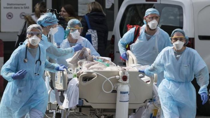 Chuyển bệnh nhân nhiễm COVID-19 tới bệnh viện ở Mulhouse, Pháp. Ảnh: AFP/TTXVN