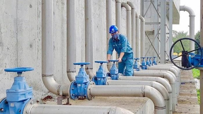 Công nhân Công ty TNHH một thành viên Nước sạch Hà Nội bảo dưỡng hệ thống van khu xử lý nước, bảo đảm vận hành mạng lưới cấp nước. Ảnh: Internet